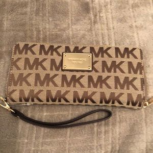 Micheal kors Wallet/clutch